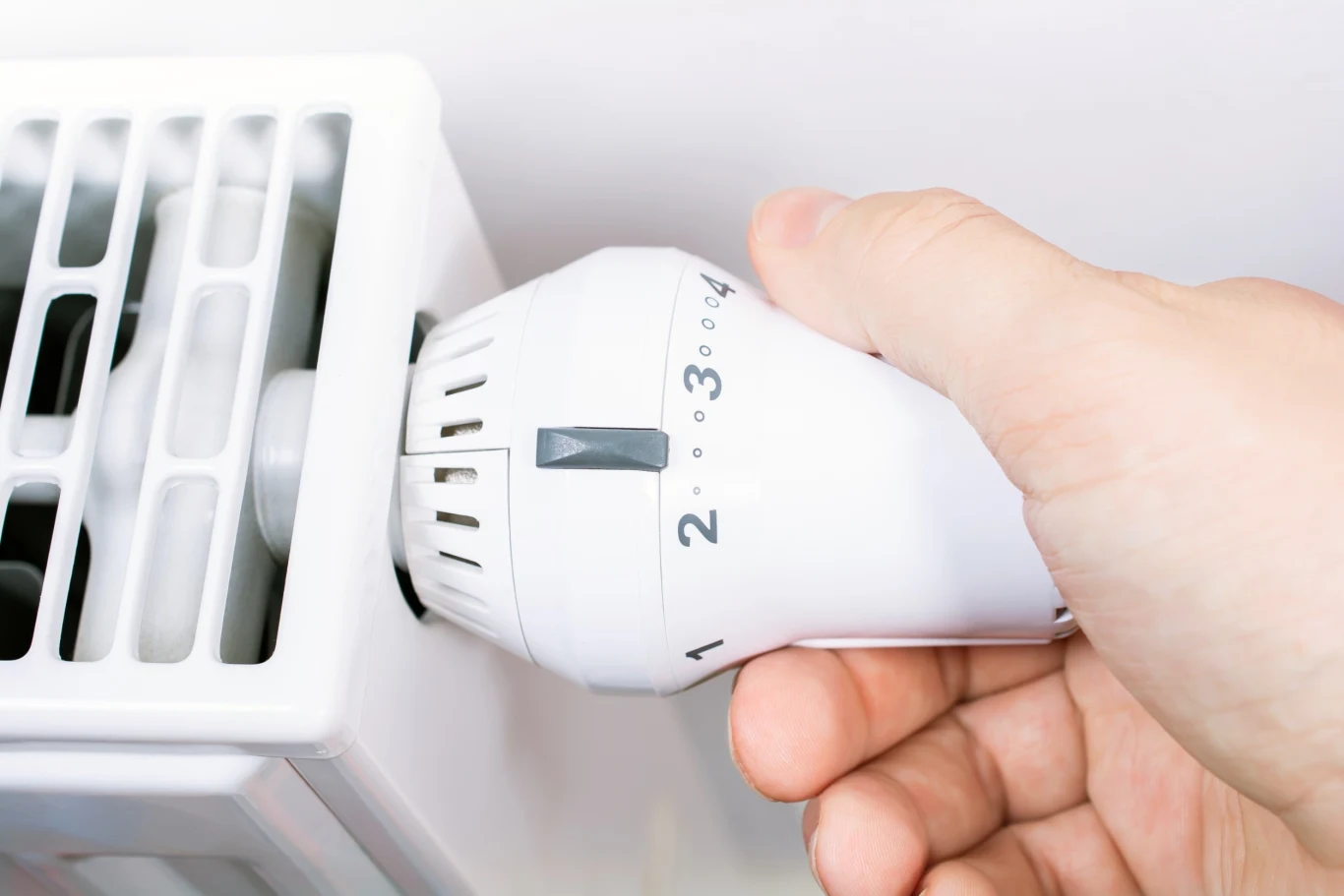 Odpowietrzanie grzejnika nie jest skomplikowane i wystarczy kilka minut, by przywrócić ciepło w domu