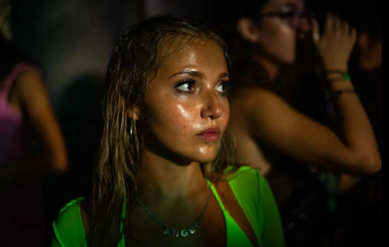 Mia McKenna-Bruce w filmie "How to Have Sex" Mia McKenna-Bruce w filmie "How to Have Sex"