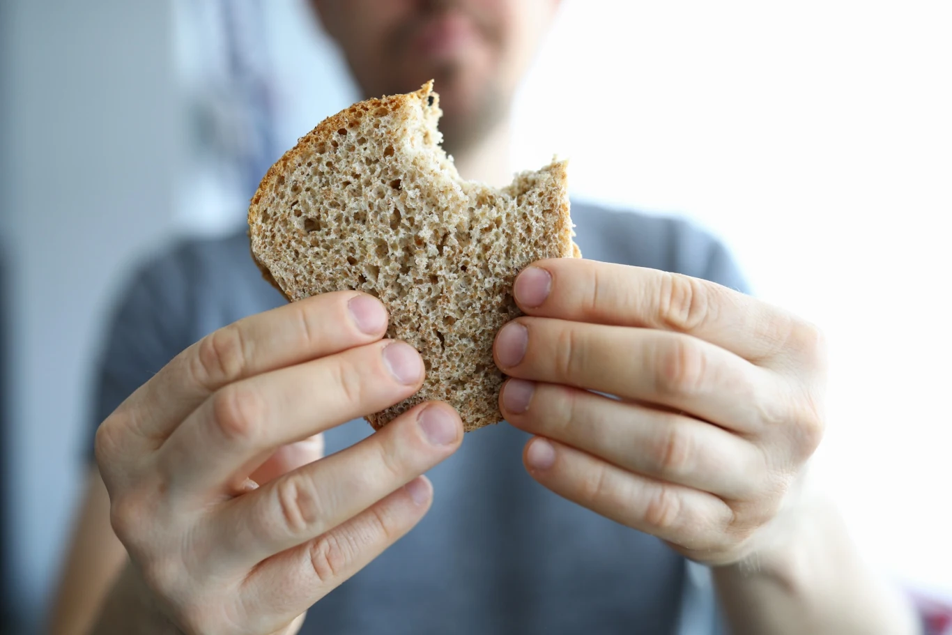 Pieczywo pełnoziarniste jest jak najbardziej wskazane podczas odchudzania. Nie należy jednak przesadzać z jego ilością Pieczywo pełnoziarniste jest jak najbardziej wskazane podczas odchudzania. Nie należy jednak przesadzać z jego ilością