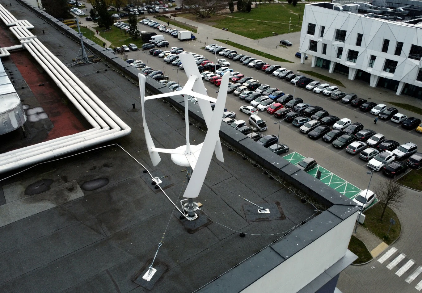 Turbina wiatrowa na dachu Urzędu Dzielnicy Ursynów Turbina wiatrowa na dachu Urzędu Dzielnicy Ursynów