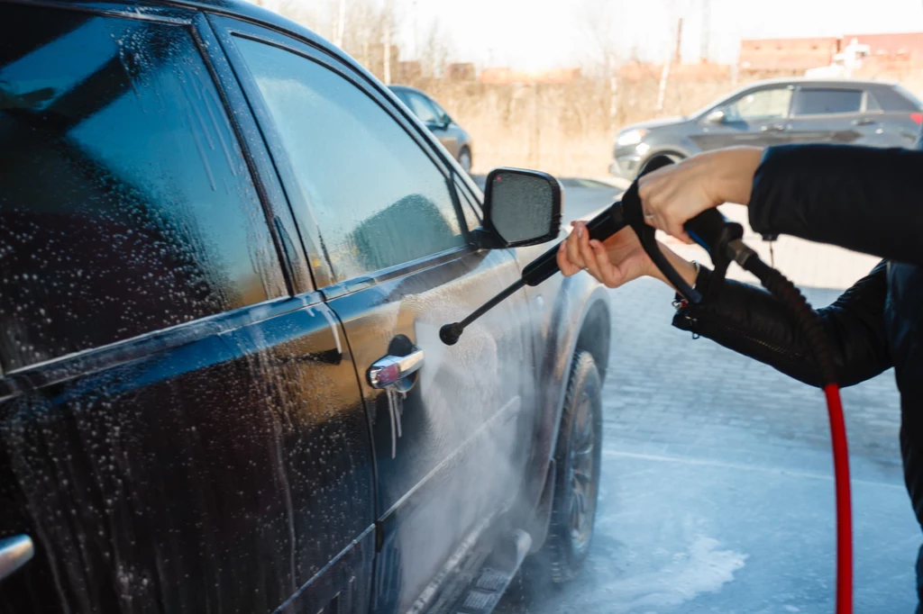 Regularne mycie samochodu zimą zapobiega zarysowaniom powstałym przez usuwanie szczotką śniegu wraz z brudem