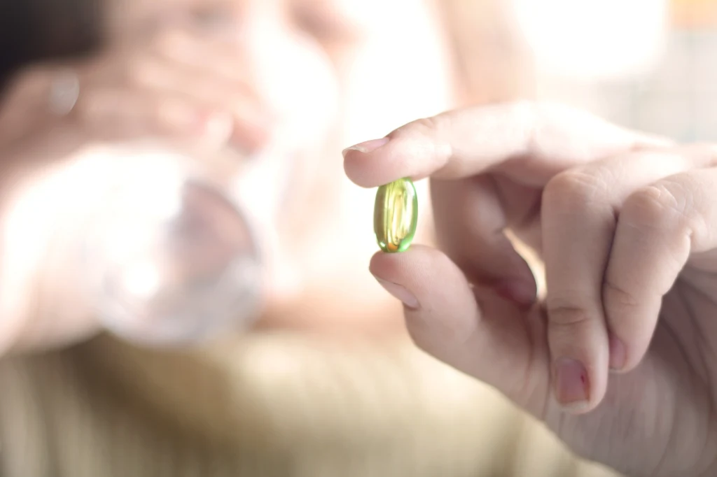 Niedobór witaminy D może powodować problemy ze snem, ale przyjmowanie jej wieczorem także