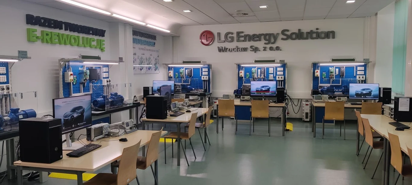 Politechnika Wrocławska uruchomiła wyjątkowe laboratorium elektromobilności Politechnika Wrocławska uruchomiła wyjątkowe laboratorium elektromobilności