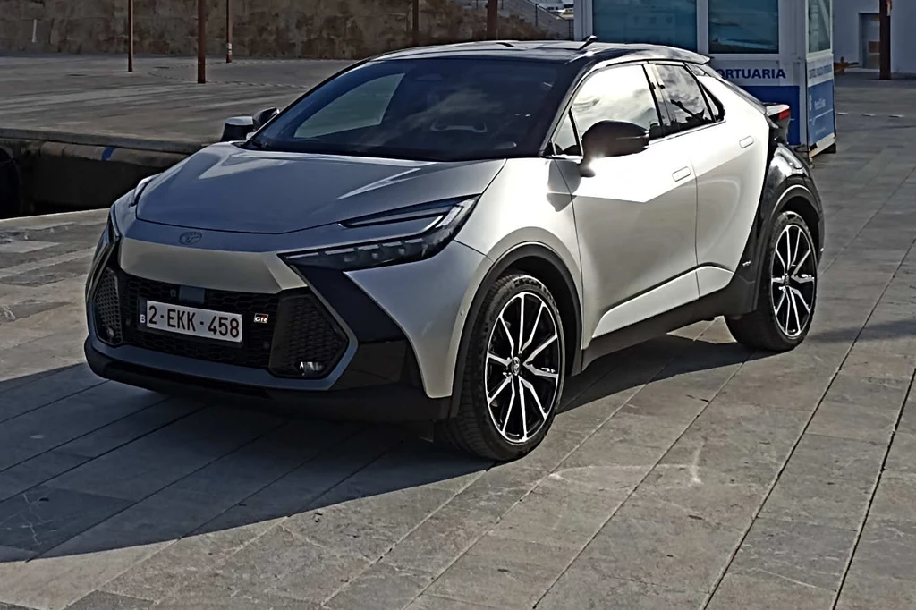 Dwukolorowa karoseria nowej Toyoty C-HR wygląda atrakcyjnie i wymaga dopłaty 3,5 tys. zł. 