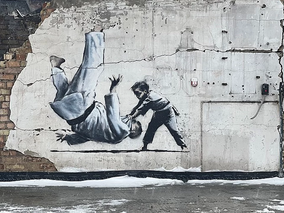 Dzieło Banksy'ego w mieście Borodyanka (Ukraina), na jednym ze zrujnowanych przez Rosjan domów. 