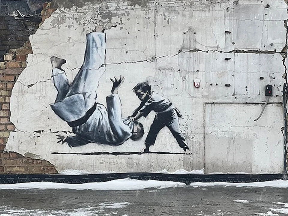Dzieło Banksy'ego w mieście Borodyanka (Ukraina), na jednym ze zrujnowanych przez Rosjan domów. Dzieło Banksy'ego w mieście Borodyanka (Ukraina), na jednym ze zrujnowanych przez Rosjan domów.
