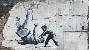 Dzieło Banksy'ego w mieście Borodyanka (Ukraina), na jednym ze zrujnowanych przez Rosjan domów. 