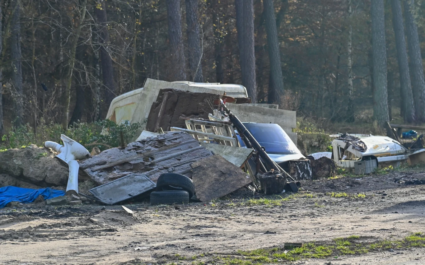 Składowisko w Sosnowicach (pow. kamieński), 22 bm., na terenie którego pracownicy Wojewódzkiego Inspektoratu Ochrony Środowiska zabezpieczyli zakopane odpady, pochodzące z nielegalnego demontażu pojazdów wycofanych z eksploatacji. 