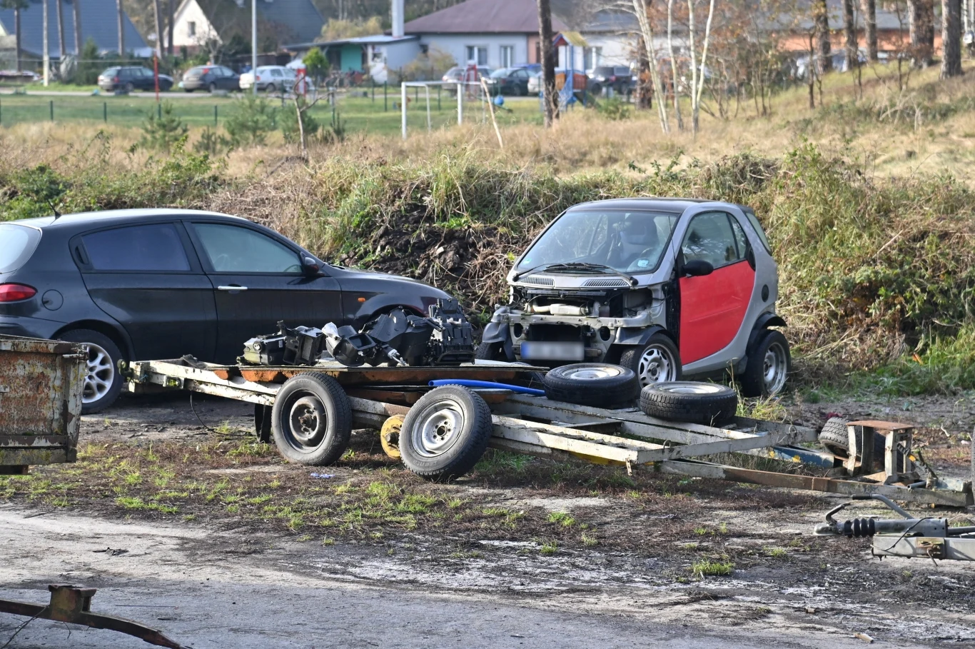 Składowisko w Sosnowicach (pow. kamieński), 22 bm., na terenie którego pracownicy Wojewódzkiego Inspektoratu Ochrony Środowiska zabezpieczyli zakopane odpady, pochodzące z nielegalnego demontażu pojazdów wycofanych z eksploatacji. 