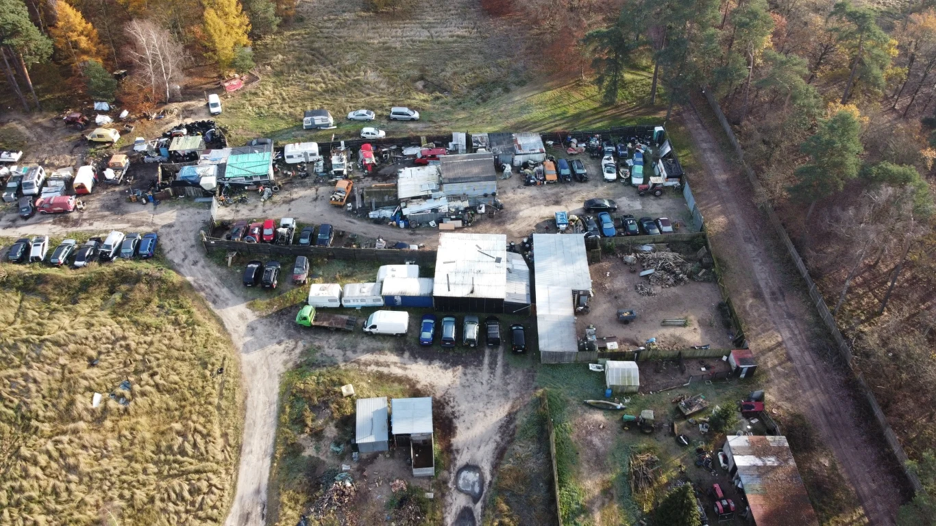 Składowisko w Sosnowicach (pow. kamieński), 22 bm., na terenie którego pracownicy Wojewódzkiego Inspektoratu Ochrony Środowiska zabezpieczyli zakopane odpady, pochodzące z nielegalnego demontażu pojazdów wycofanych z eksploatacji. 