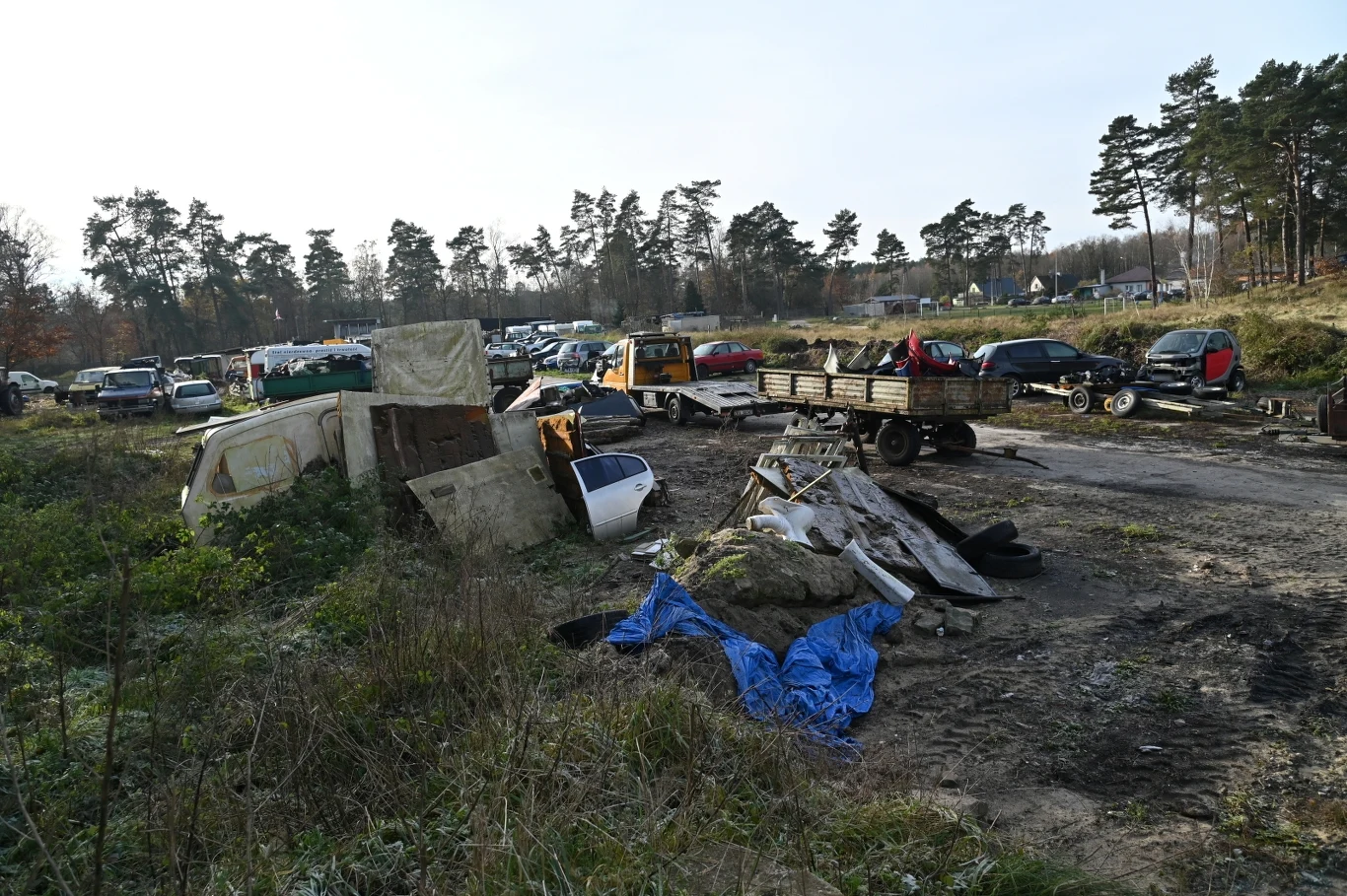 Składowisko w Sosnowicach (pow. kamieński), 22 bm., na terenie którego pracownicy Wojewódzkiego Inspektoratu Ochrony Środowiska zabezpieczyli zakopane odpady, pochodzące z nielegalnego demontażu pojazdów wycofanych z eksploatacji. 