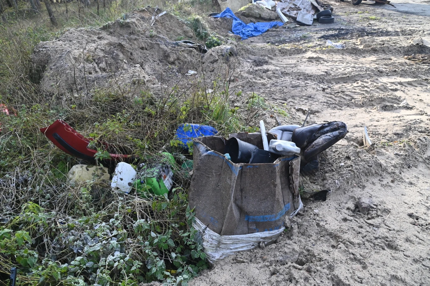 Składowisko w Sosnowicach (pow. kamieński), 22 bm., na terenie którego pracownicy Wojewódzkiego Inspektoratu Ochrony Środowiska zabezpieczyli zakopane odpady, pochodzące z nielegalnego demontażu pojazdów wycofanych z eksploatacji. 