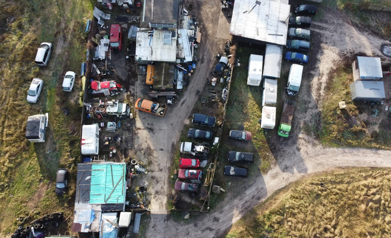 Składowisko w Sosnowicach (pow. kamieński), 22 bm., na terenie którego pracownicy Wojewódzkiego Inspektoratu Ochrony Środowiska zabezpieczyli zakopane odpady, pochodzące z nielegalnego demontażu pojazdów wycofanych z eksploatacji. 