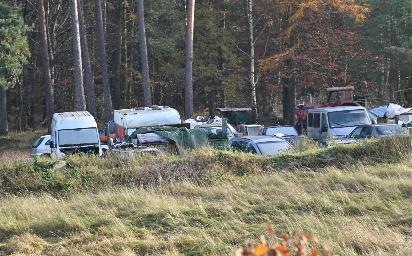 Składowisko w Sosnowicach (pow. kamieński), 22 bm., na terenie którego pracownicy Wojewódzkiego Inspektoratu Ochrony Środowiska zabezpieczyli zakopane odpady, pochodzące z nielegalnego demontażu pojazdów wycofanych z eksploatacji. 