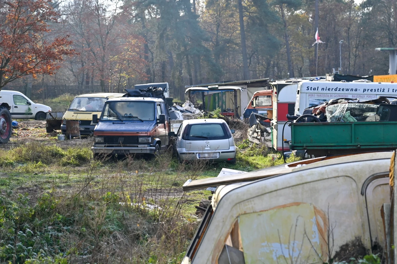 Składowisko w Sosnowicach (pow. kamieński), 22 bm., na terenie którego pracownicy Wojewódzkiego Inspektoratu Ochrony Środowiska zabezpieczyli zakopane odpady, pochodzące z nielegalnego demontażu pojazdów wycofanych z eksploatacji. 