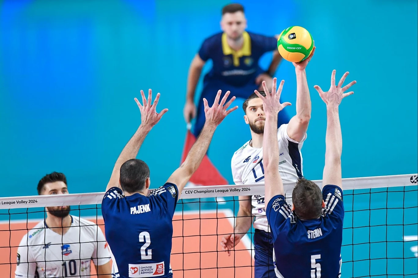Aleksander Śliwka próbuje przedrzeć się przez grecki blok