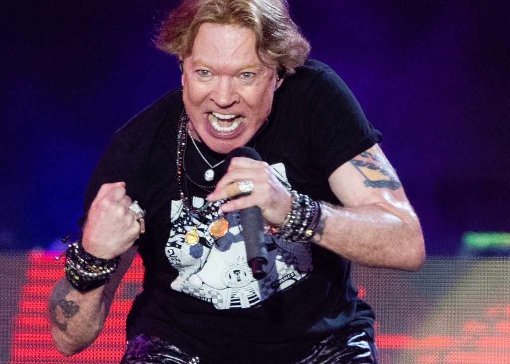 Axl Rose stoi na czele grupy Guns N' Roses