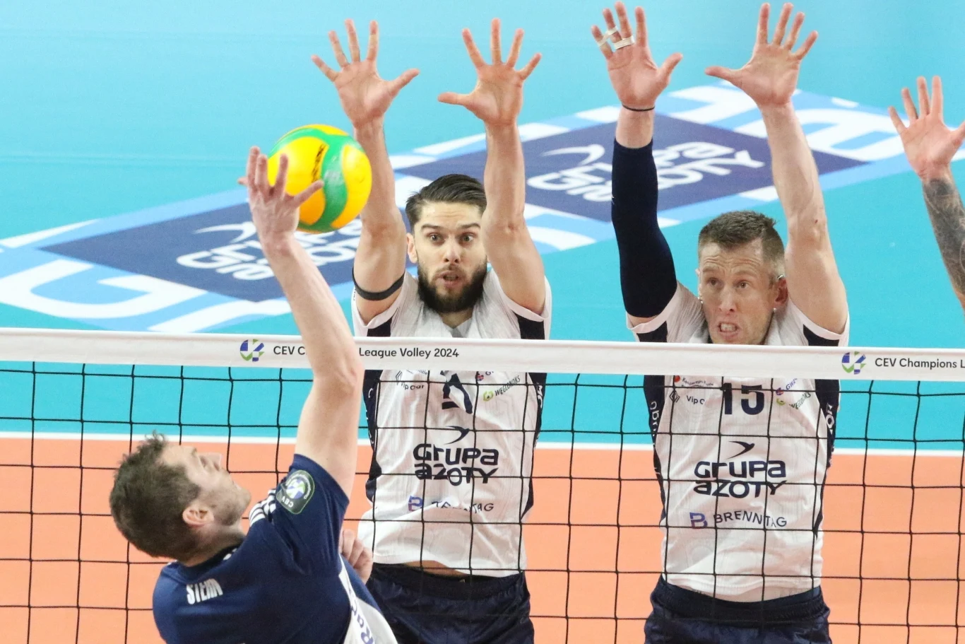 David Smith (pierwszy z prawej) i Aleksander Śliwka w bloku ZAKS-y