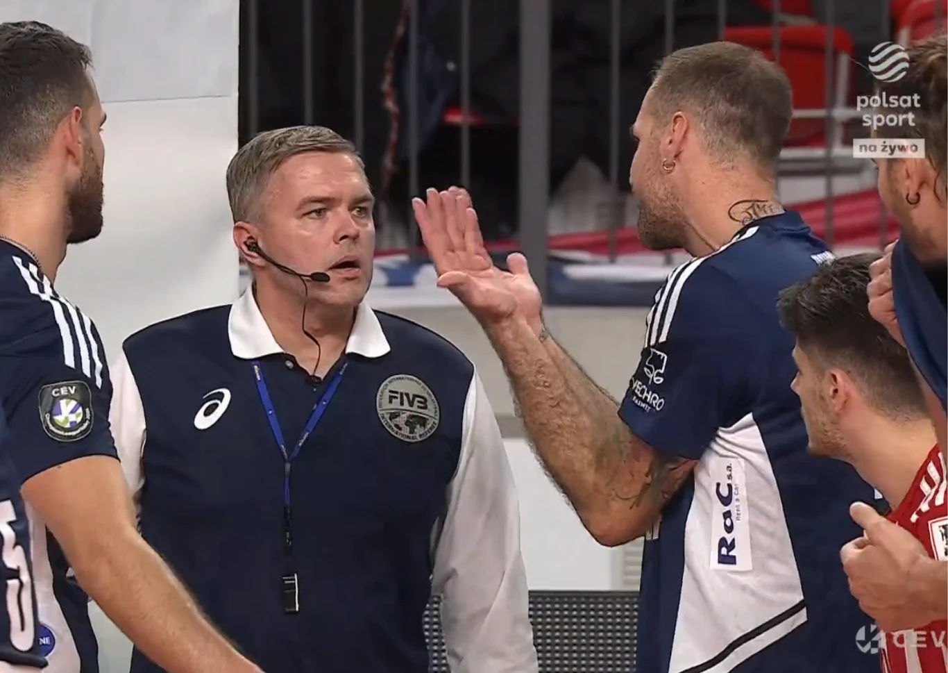 Dragan Travica (z prawej, gestykuluje) i siatkarze Olympiakosu Pireus mocno protestowali po ostatniej akcji meczu w Kędzierzynie-Koźlu Dragan Travica (z prawej, gestykuluje) i siatkarze Olympiakosu Pireus mocno protestowali po ostatniej akcji meczu w Kędzierzynie-Koźlu