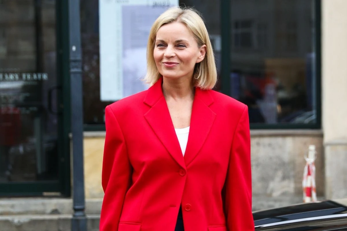 Jeansy można nosić na wiele różnych sposobów - pasują zarówno do codziennych jak i eleganckich stylizacji Jeansy można nosić na wiele różnych sposobów - pasują zarówno do codziennych jak i eleganckich stylizacji