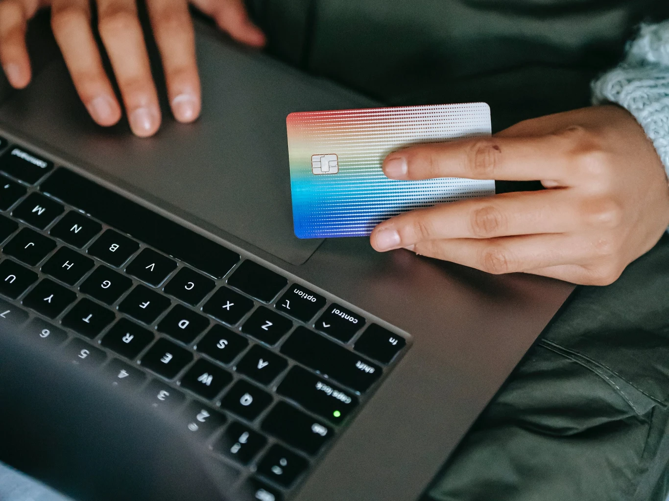 Transakcje kartą wymagają podania jej danych.