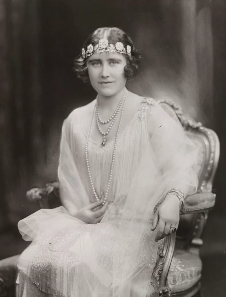 Królowa Matka nosiła tiarę Strathmore Rose na czole 