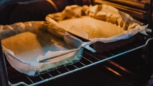 Ten błąd robimy, używając papieru do pieczenia. Staje się wtedy toksyczny