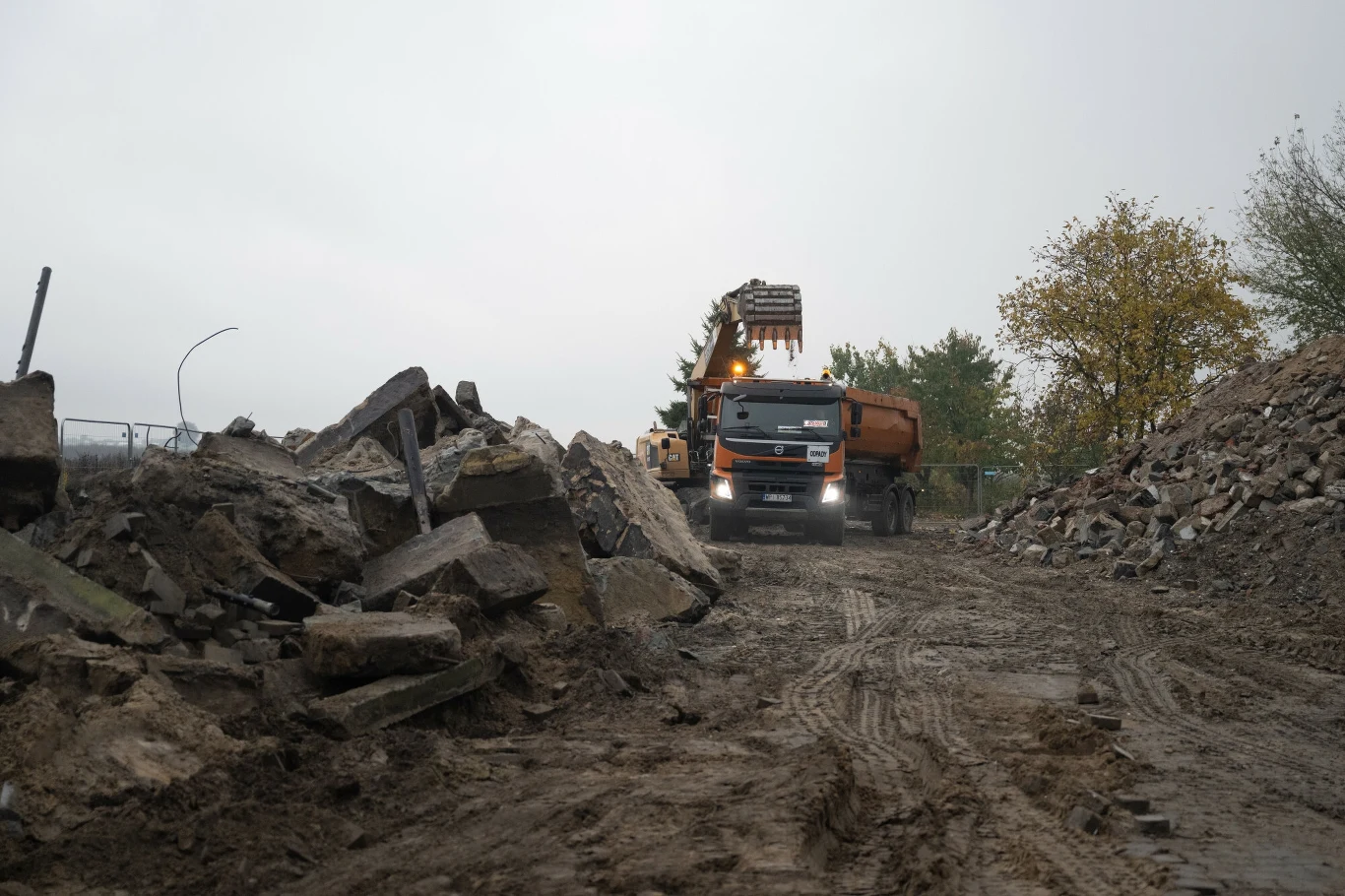 Trwają rozbiórki budynków pod budowę CPK Trwają rozbiórki budynków pod budowę CPK