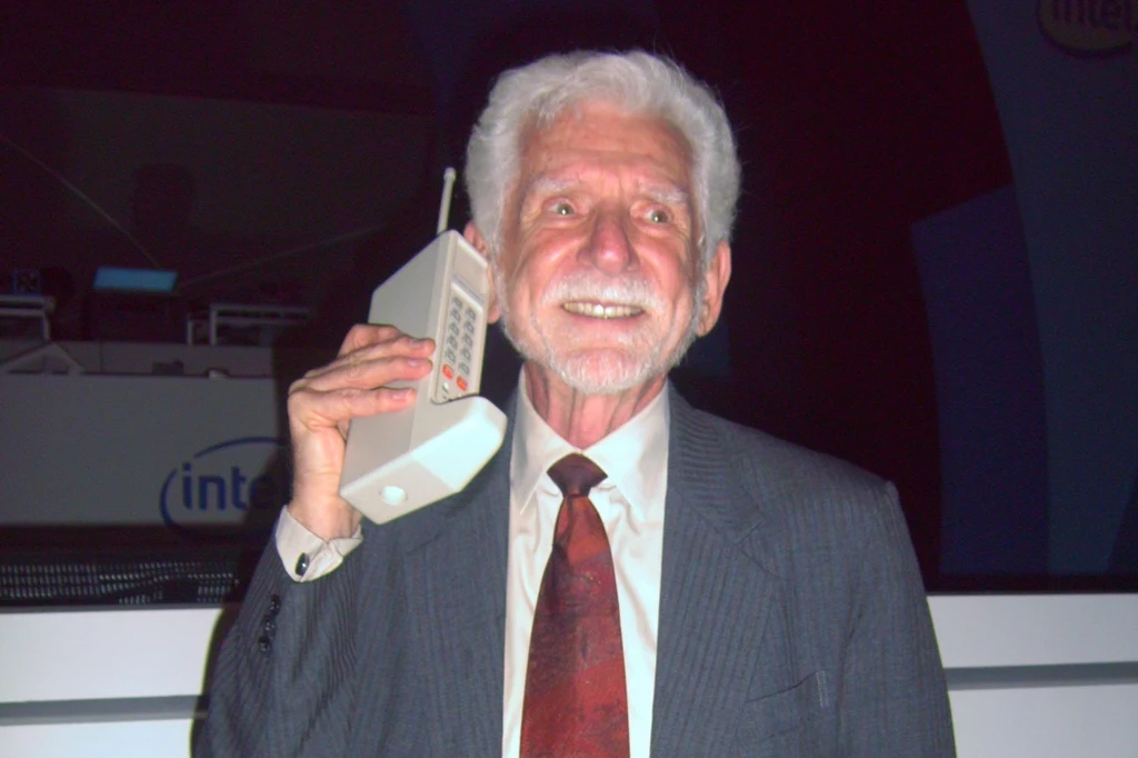 Martin Cooper z Motorolą DynaTAC (2007 rok)