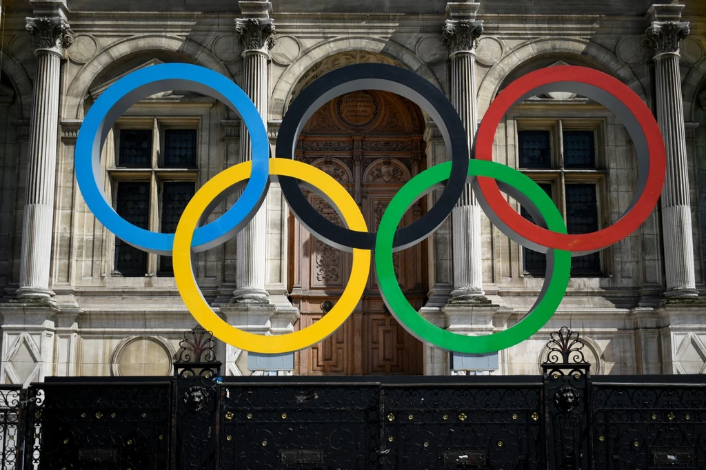Symbole olimpijskie przed paryskim ratuszem
