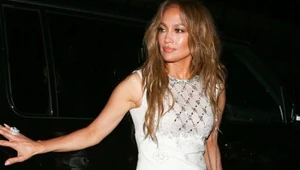 Jennifer Lopez chwali się zgrabną sylwetką. Wyeksponowała płaski brzuch