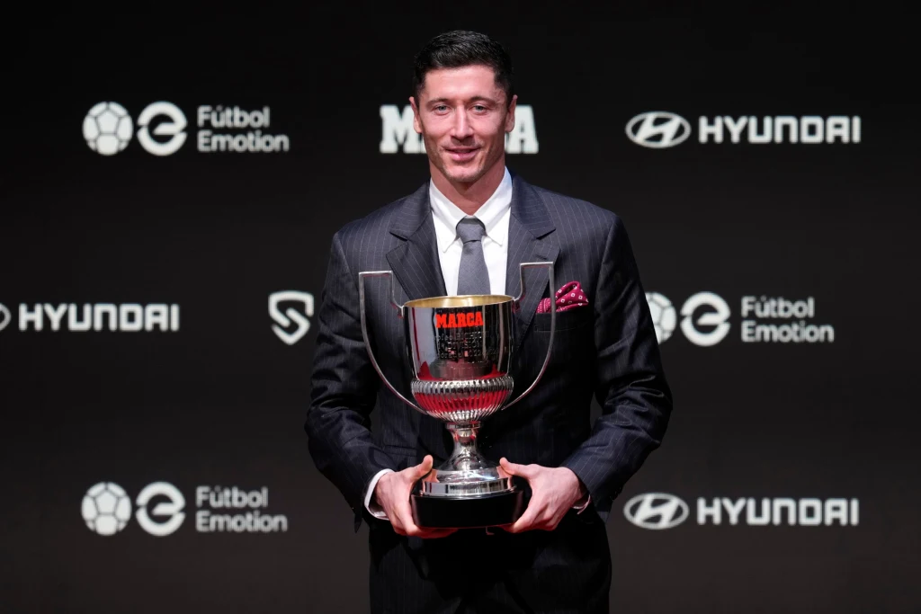 Robert Lewandowski z pucharem Pichichi - pierwszym takim trofeum w karierze Robert Lewandowski z pucharem Pichichi - pierwszym takim trofeum w karierze