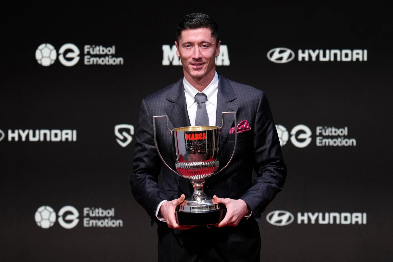 Robert Lewandowski z pucharem Pichichi - pierwszym takim trofeum w karierze