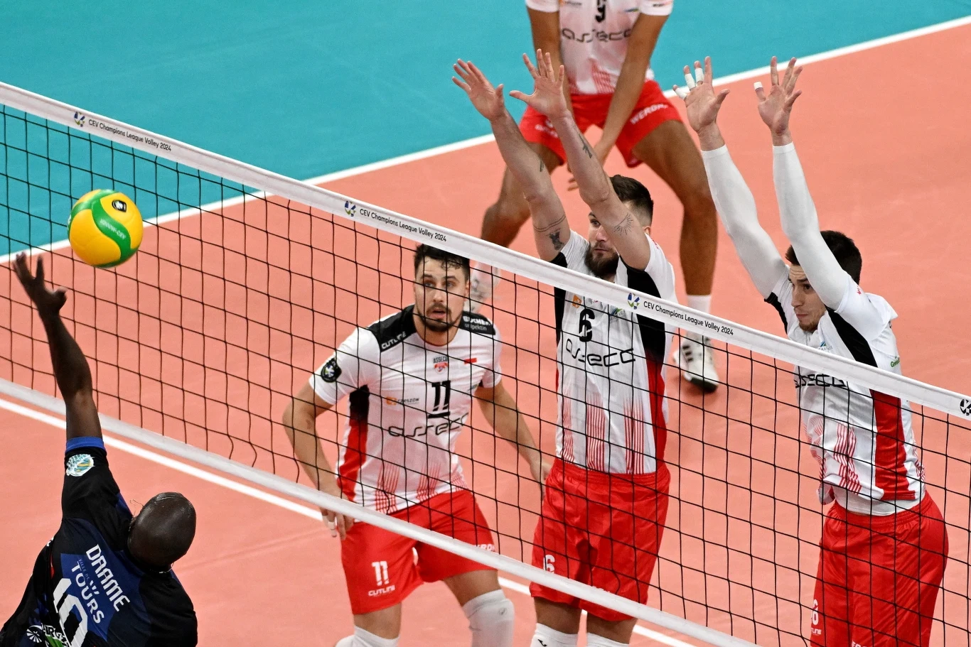 Aboubacar Drame Neto próbuje przebić się przez rzeszowski blok Aboubacar Drame Neto próbuje przebić się przez rzeszowski blok