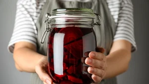 Zakwas buraczany stymuluje do pracy układ trawienny, wspomaga odporność i korzystnie wpływa na zdrowie serca.