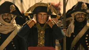 Joaquin Phoenix w scenie z filmu "Napoleon"
