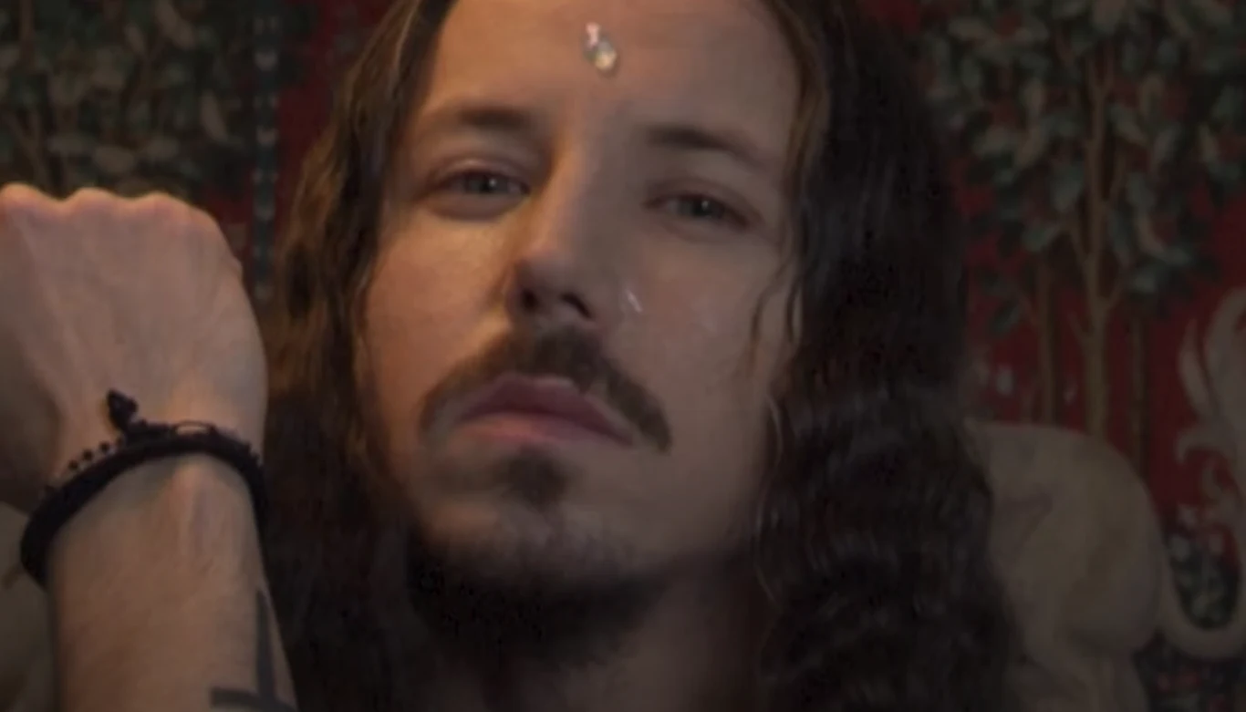 Michał Szpak w klipie do piosenki "Smutek (a może mniej) Michał Szpak w klipie do piosenki "Smutek (a może mniej)