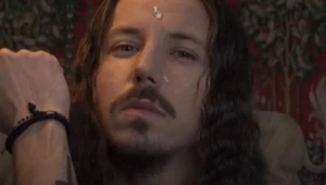 Michał Szpak w klipie do piosenki "Smutek (a może mniej)