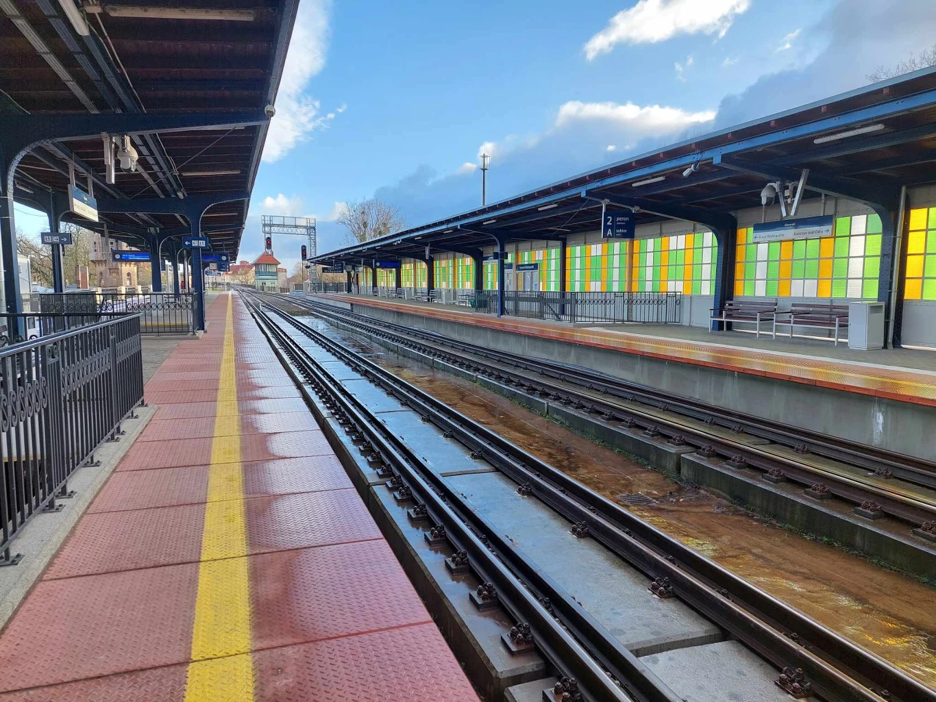 Bardziej reprezentacyjna część dworca. Jak widać linia jest niezelektryfikowana. Bardziej reprezentacyjna część dworca. Jak widać linia jest niezelektryfikowana.