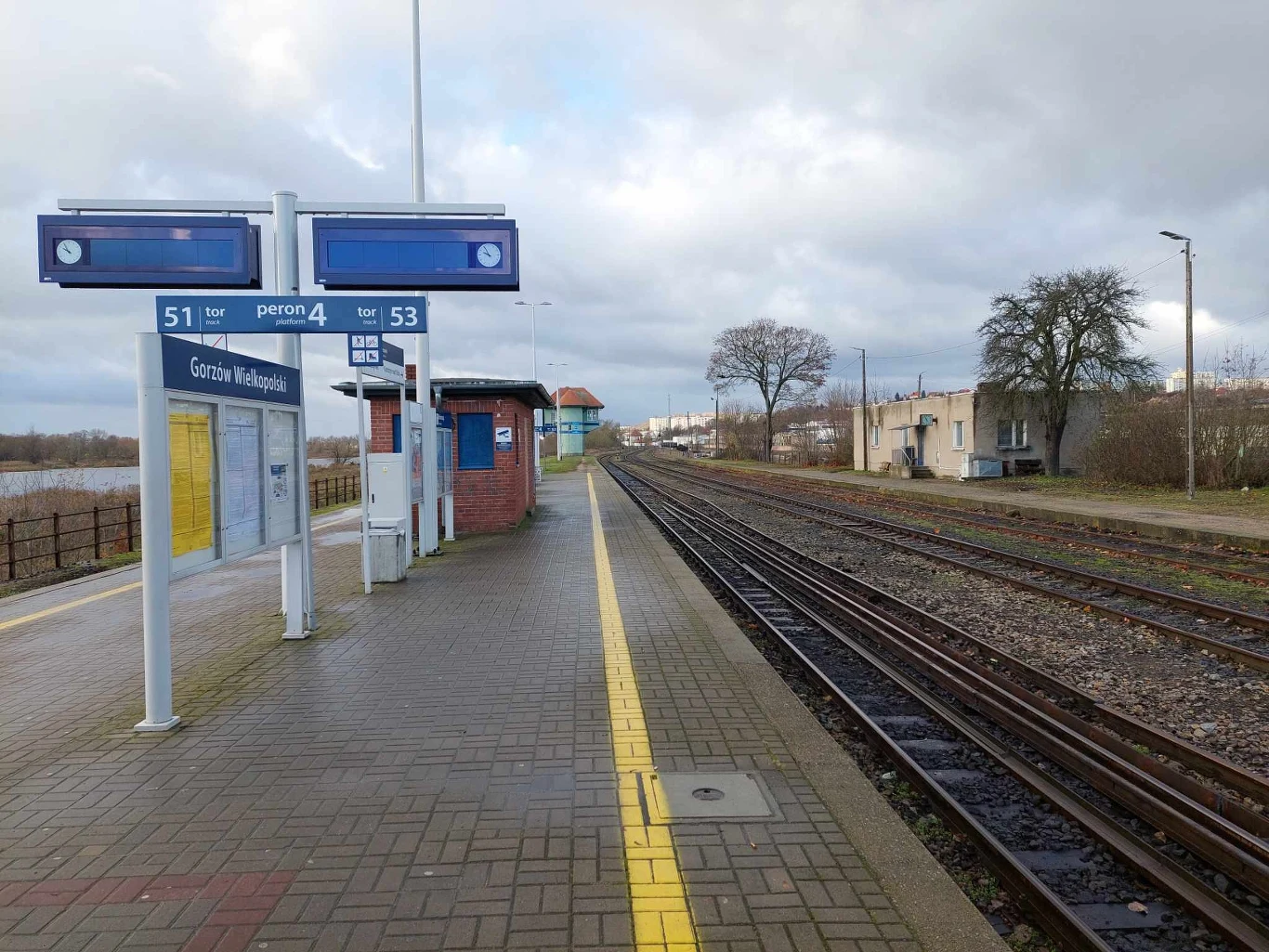 Mniej reprezentacyjna część dworca. Również brak elektryfikacji. Mniej reprezentacyjna część dworca. Również brak elektryfikacji.