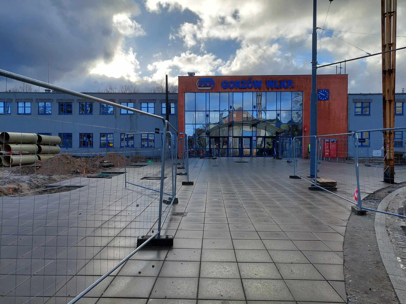 Dworzec nie jest zbyt piękny, ale nie wygląda też najgorzej. Dworzec nie jest zbyt piękny, ale nie wygląda też najgorzej.