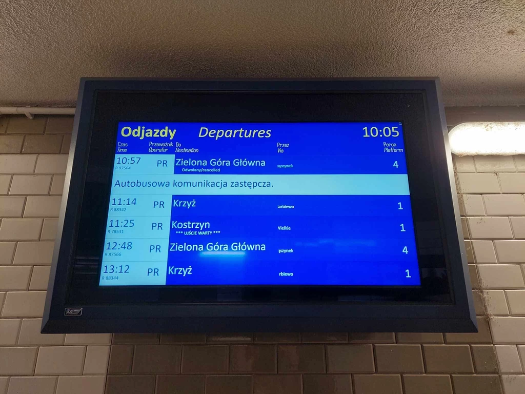 Jak widać, nawet do drugiej stolicy województwa nie dojedziemy pociągiem. Zaznaczam, że to połączenie było drugie w kolejności (pierwsze na zdjęciu wyżej). Czy kolejne też odwołali? Już nie czekałem, żeby to sprawdzić.