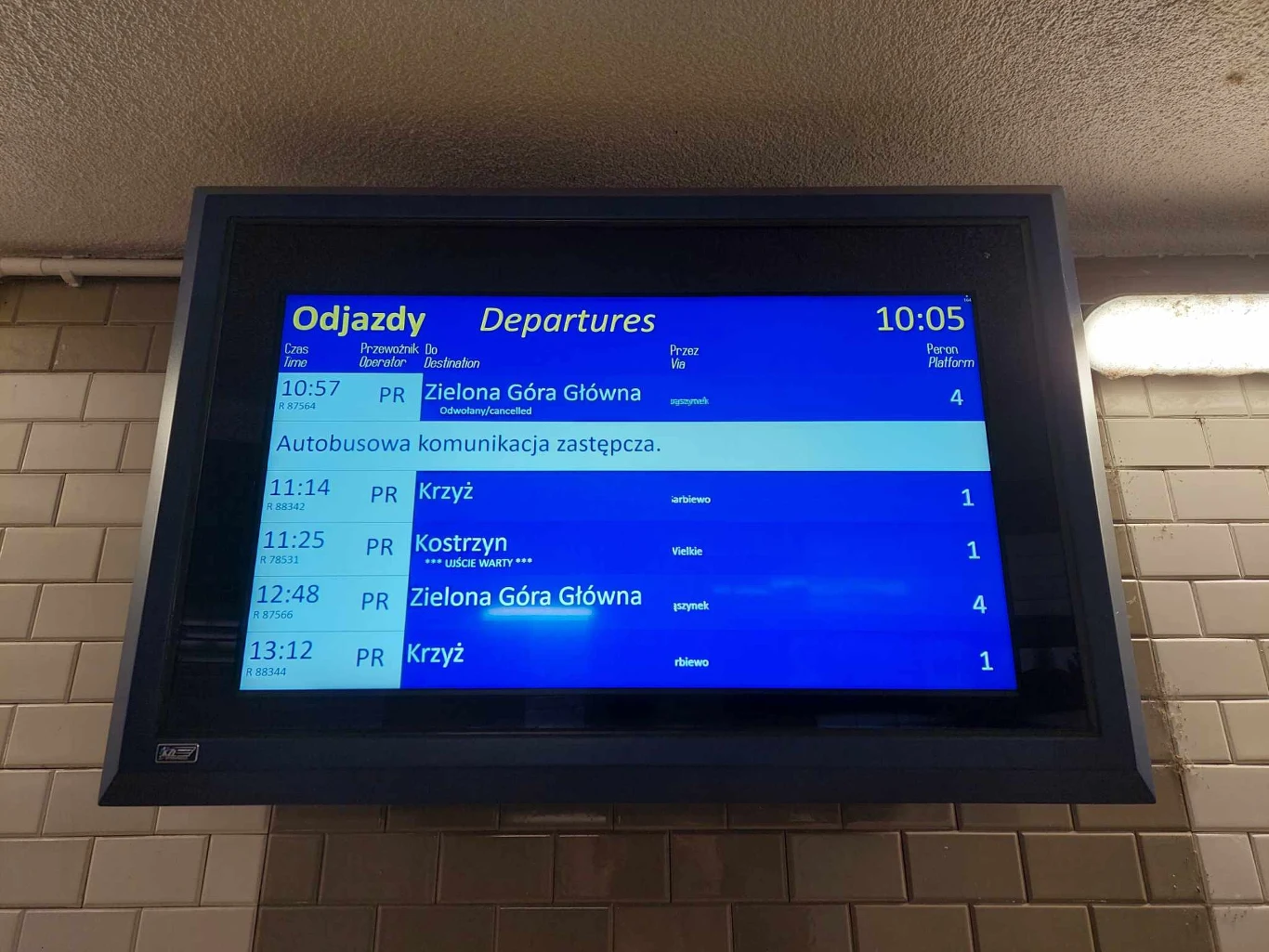 Jak widać, nawet do drugiej stolicy województwa nie dojedziemy pociągiem. Zaznaczam, że to połączenie było drugie w kolejności (pierwsze na zdjęciu wyżej). Czy kolejne też odwołali? Już nie czekałem, żeby to sprawdzić. Jak widać, nawet do drugiej stolicy województwa nie dojedziemy pociągiem. Zaznaczam, że to połączenie było drugie w kolejności (pierwsze na zdjęciu wyżej). Czy kolejne też odwołali? Już nie czekałem, żeby to sprawdzić.