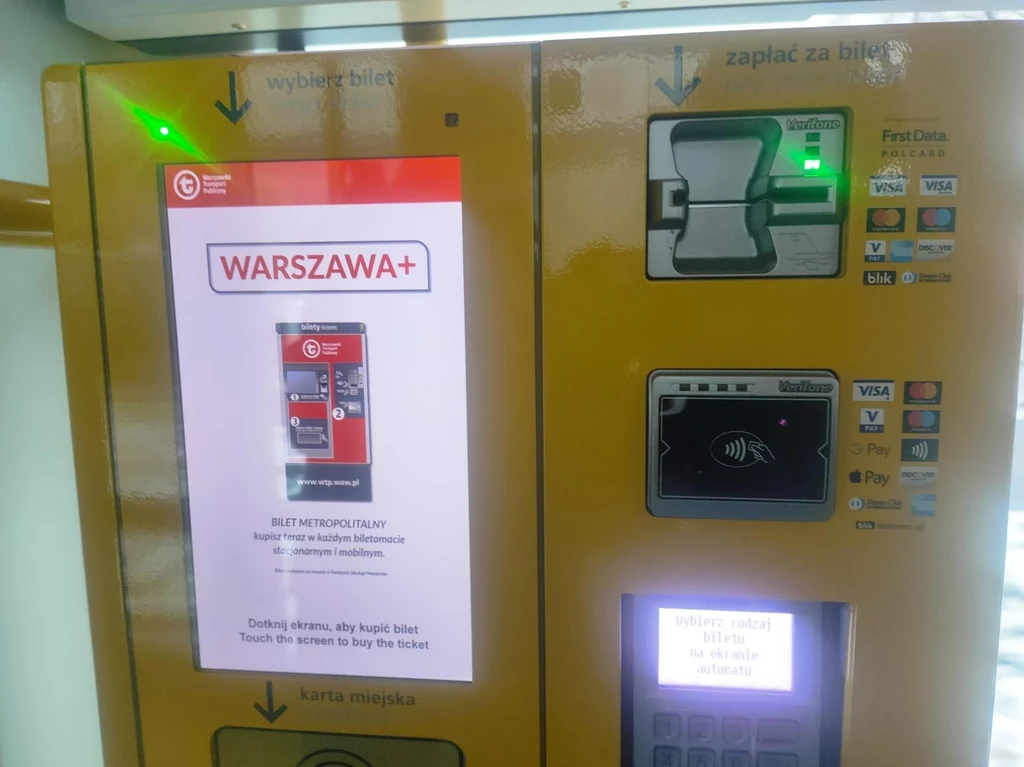 Biletomaty zainstalowane w warszawskich autobusach i tramwajach nie przyjmują gotówki