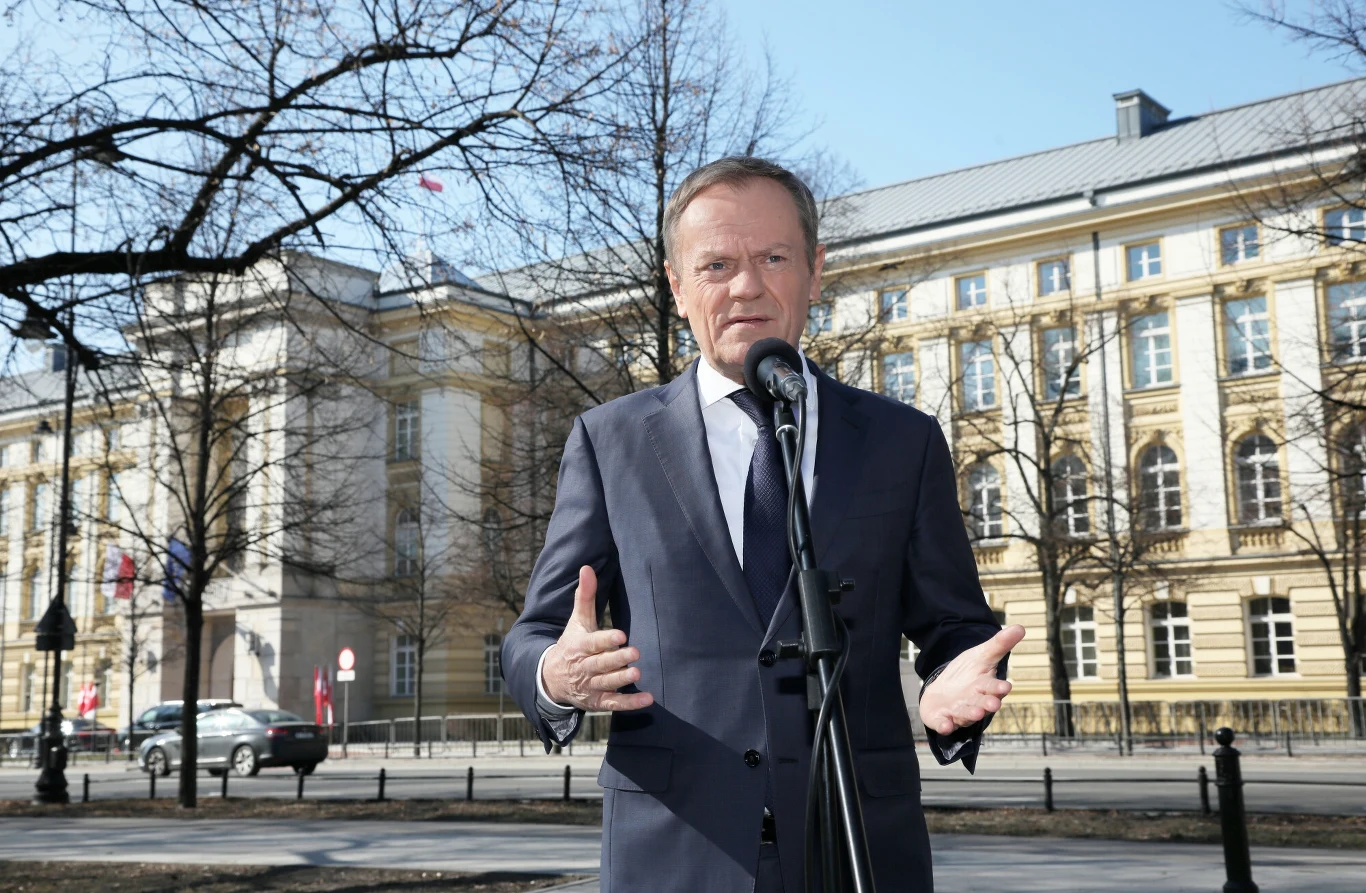 Donald Tusk przed budynkiem Kancelarii Prezesa Rady Ministrów w marcu b.r. Donald Tusk przed budynkiem Kancelarii Prezesa Rady Ministrów w marcu b.r.