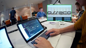 Asseco przekazało wyniki finansowe za III kwartał. Ceny akcji spółki spadły. Jednocześnie największa firma z sektora IT w Polsce zdradziła, ile płaci swoim specjalistom