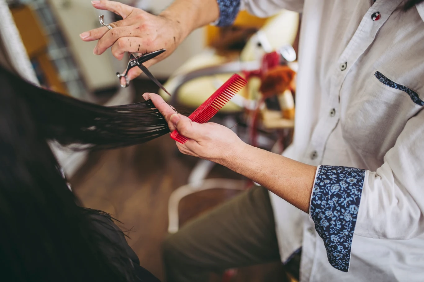 Czarny kolor włosów optycznie dodaje lat i podkreśla zmarszczki. Czarny kolor włosów optycznie dodaje lat i podkreśla zmarszczki.