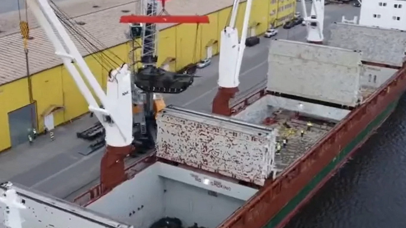 Wojsko Polskie chwali się wyładunkiem potężnych pojazdów z USA Wojsko Polskie chwali się wyładunkiem potężnych pojazdów z USA