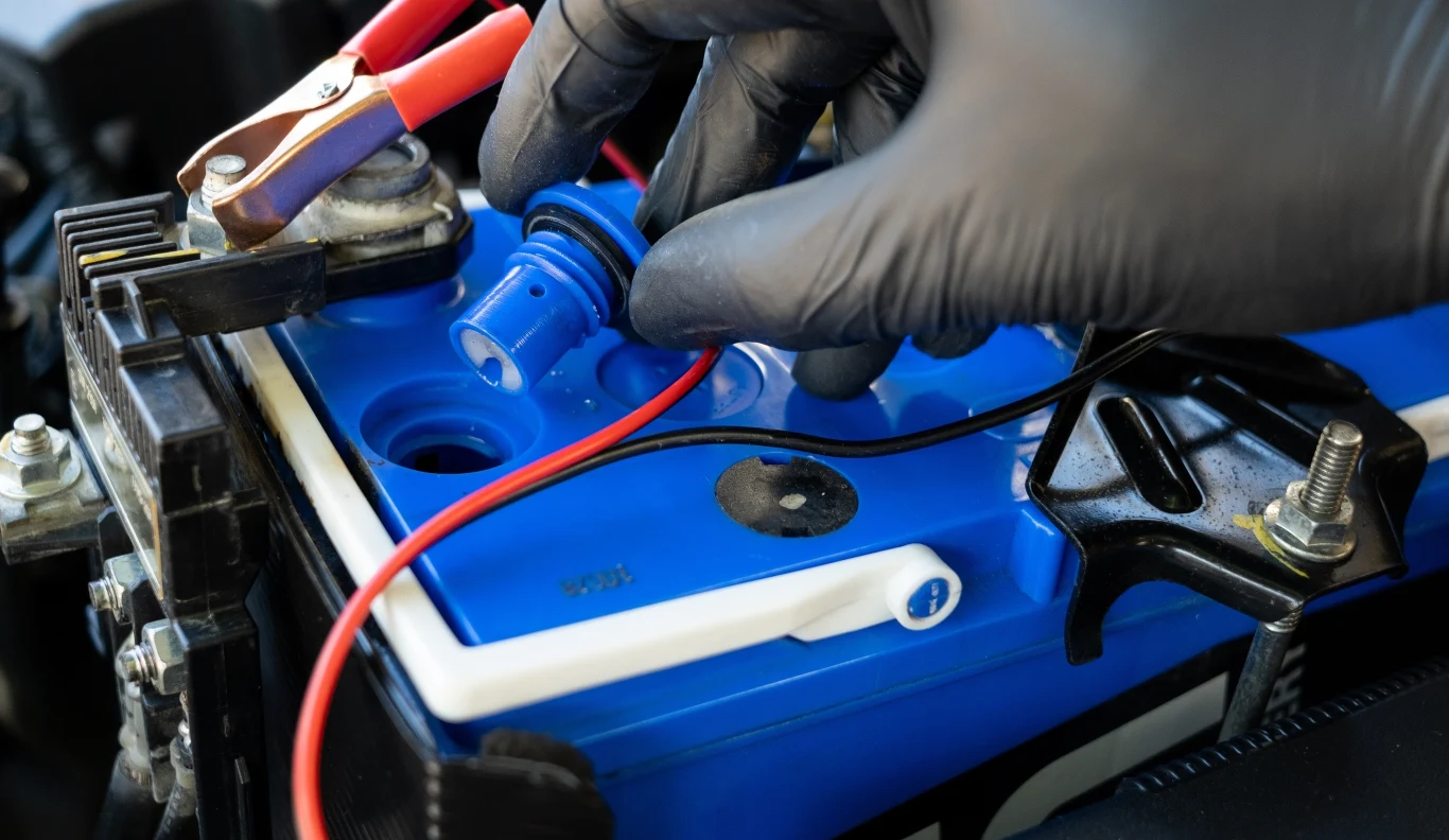 Tak zwane "magiczne oczko" pozwala łatwo ocenić stan akumulatora Tak zwane "magiczne oczko" pozwala łatwo ocenić stan akumulatora