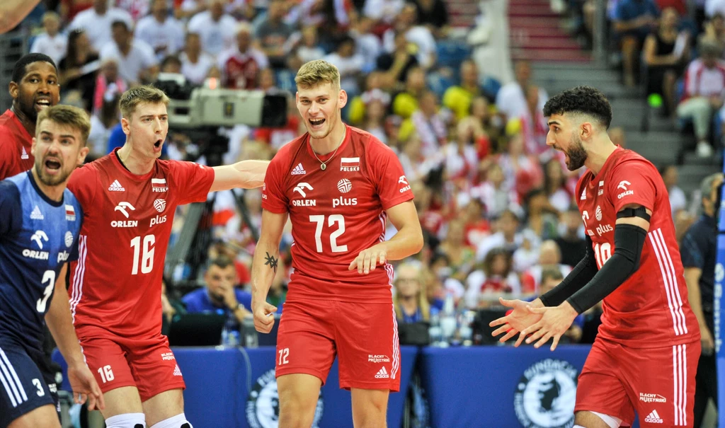 Reprezentanci Polski w siatkówce, od lewej: Wilfredo Leon, Jakub Popiwczak, Kamil Semeniuk, Mateusz Poręba i Marcin Janusz Reprezentanci Polski w siatkówce, od lewej: Wilfredo Leon, Jakub Popiwczak, Kamil Semeniuk, Mateusz Poręba i Marcin Janusz
